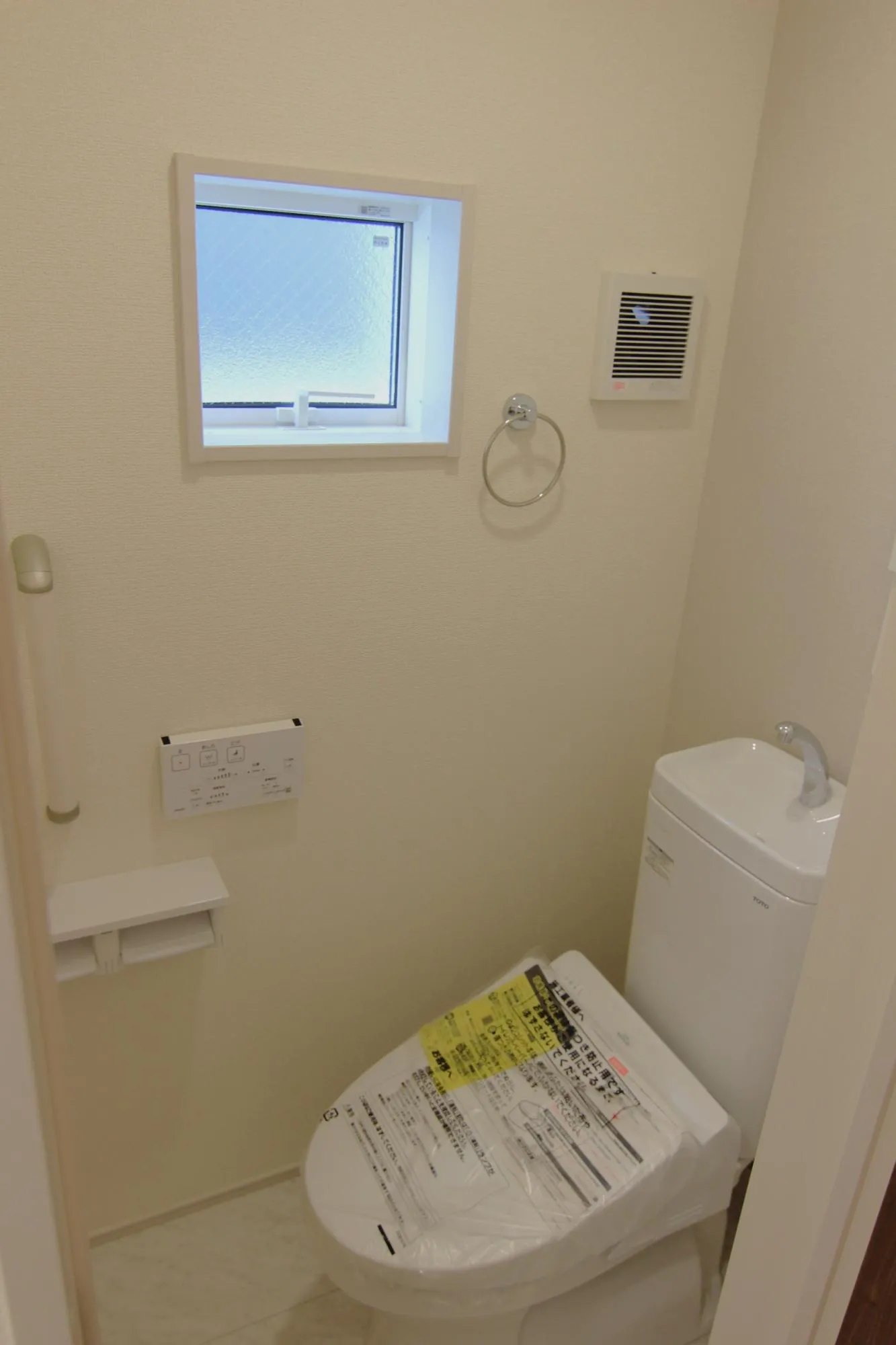 リモコン付きウォシュレットの2階トイレ 2連紙巻き器、手すり、タオル掛け、トイレ収納は標準装備。開口部があるので明るく清潔感が溢れています。