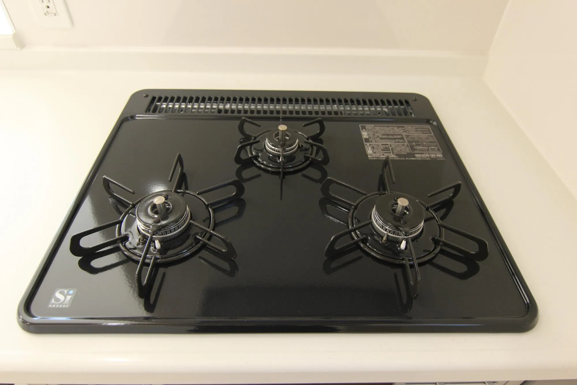 3口のガスコンロ。同時進行で調理が行え、料理の時間を節約できます