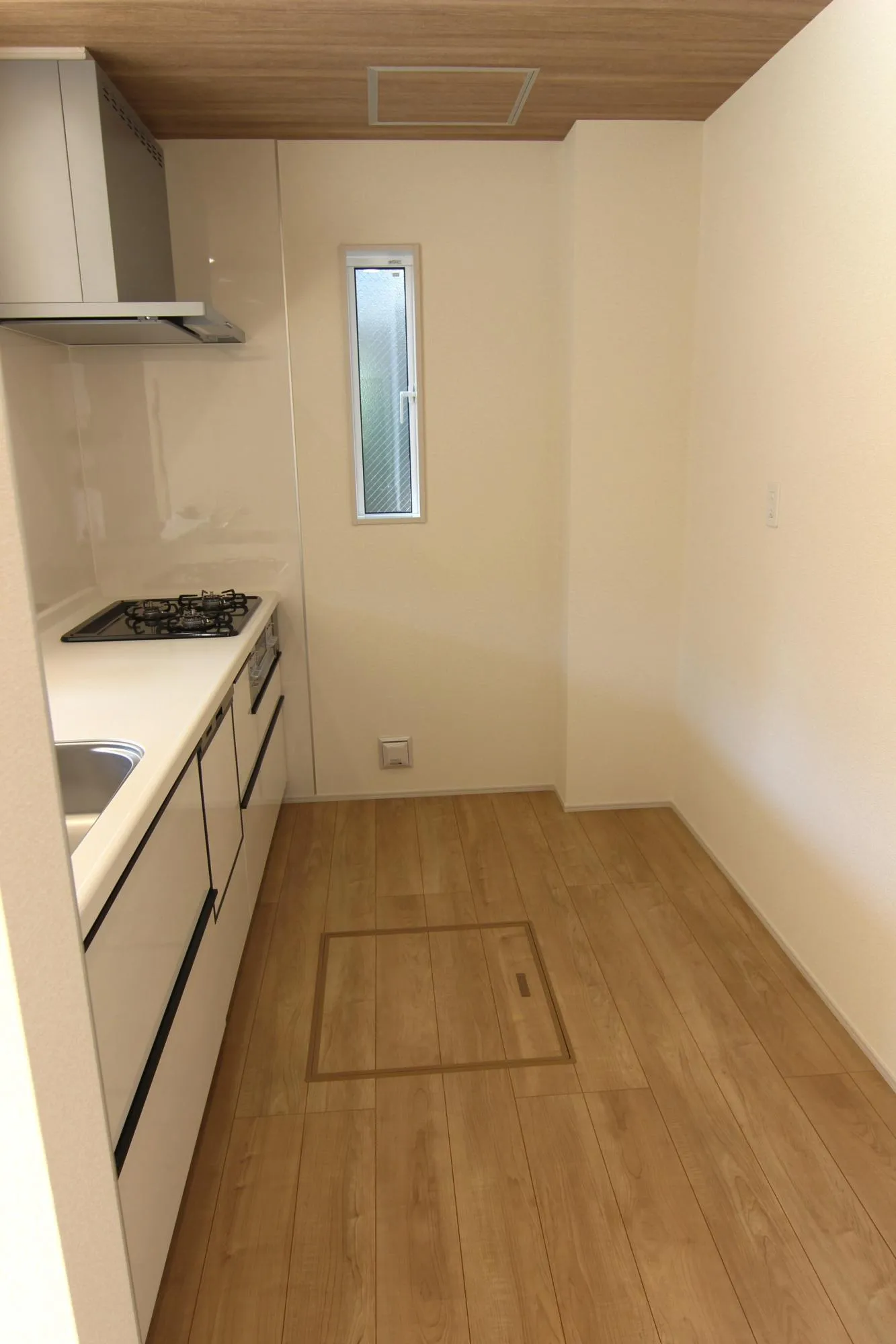 収納量をたっぷり確保したシステムキッチン。シンクも広々で使いやすいよう設計されています