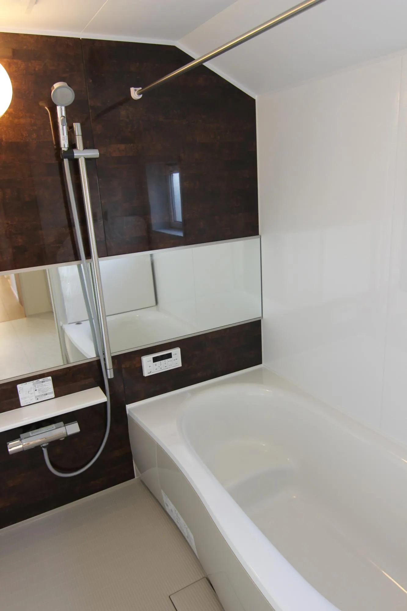 浴室暖房換気乾燥機付。雨天や花粉の多い季節も浴室で衣類乾燥できます