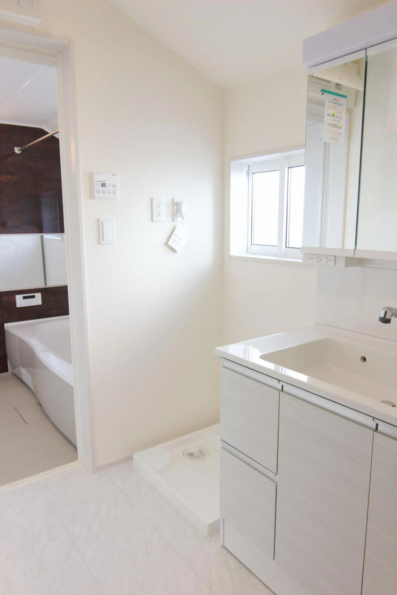 洗面脱衣室は開口部があるので、換気もバッチリで明るく清潔感があります。