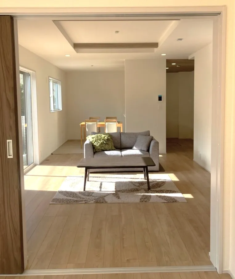 洋室5.25帖からみるリビング+ダイニングスペース。