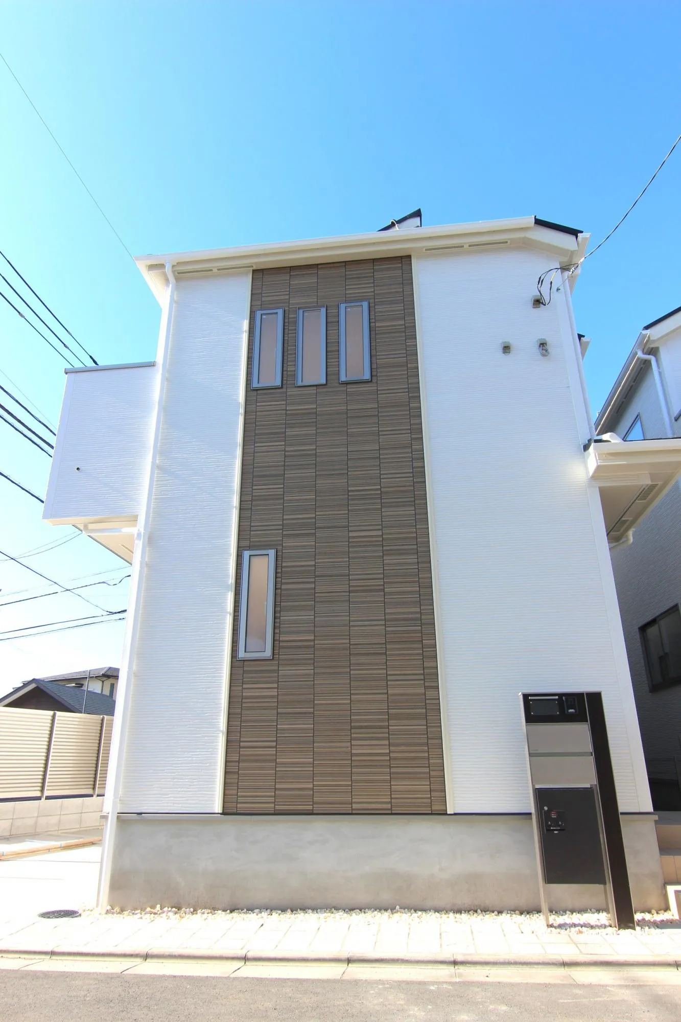 東道路側から見る外観。便利な宅配ボックス。ダイヤル付きでセキュリティ面にもしっかり配慮されています。