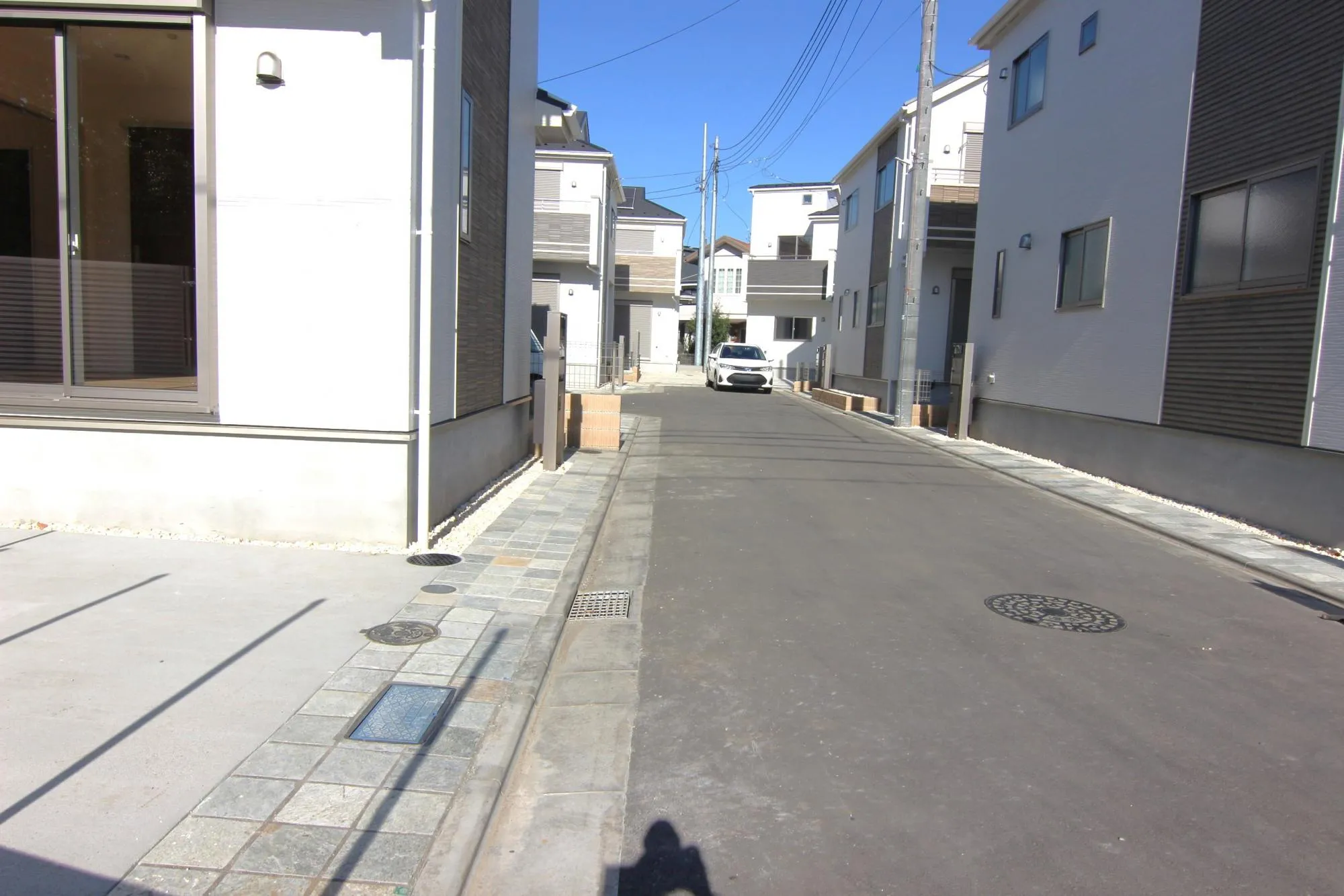 前面道路側駐車場部分の接道間口が広いのでラクラク車庫の出し入れが可能です。