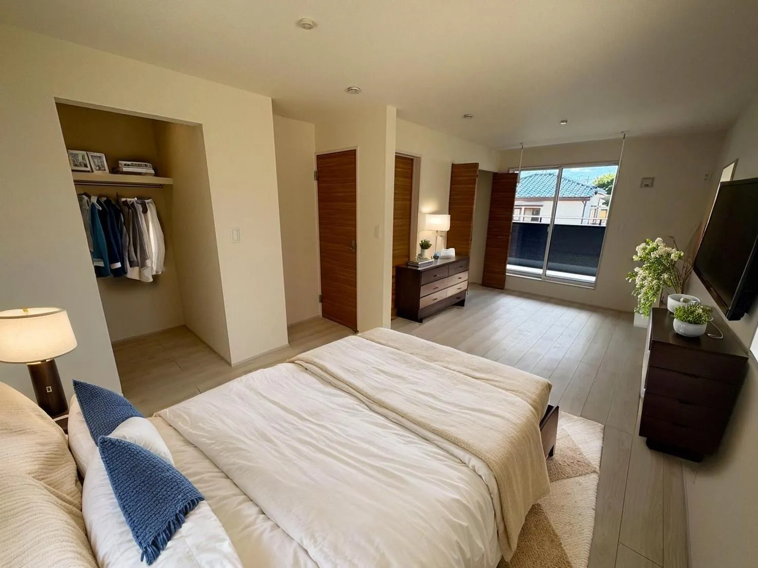 【主寝室】10帖以上の広いお部屋です♪2つの部屋にアレンジできるフレキシブルルーム