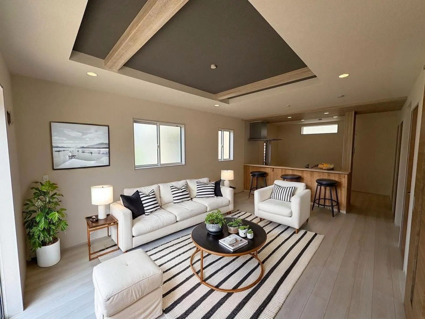 【リビング】ゆったりリビング!シャッター、折上天井と設備も充実です♪