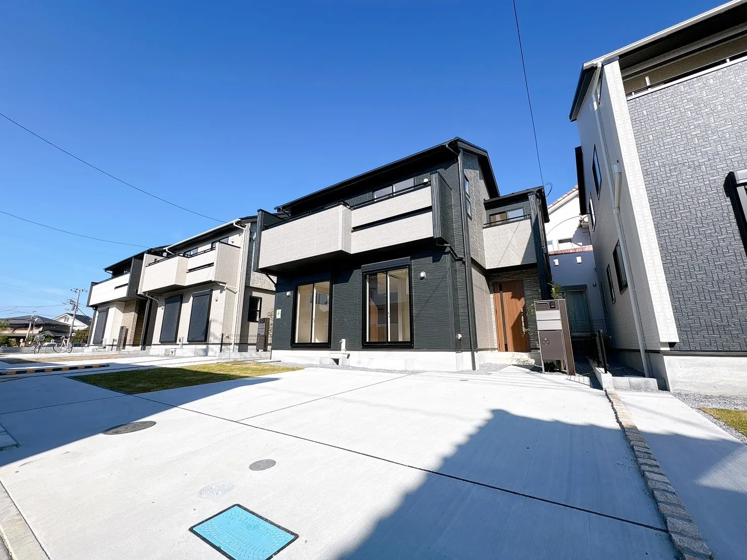 【販売現地】カースペース並列3台確保♪(1号棟の1台小型)