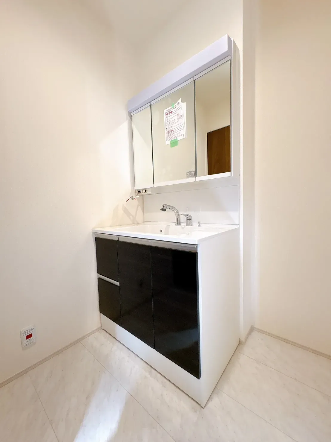 【脱衣所】大きな洗面化粧台付きです♪