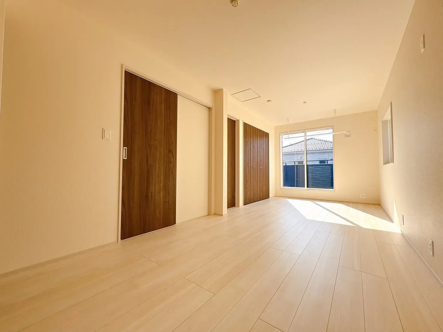 【主寝室】10帖以上の広いお部屋です♪