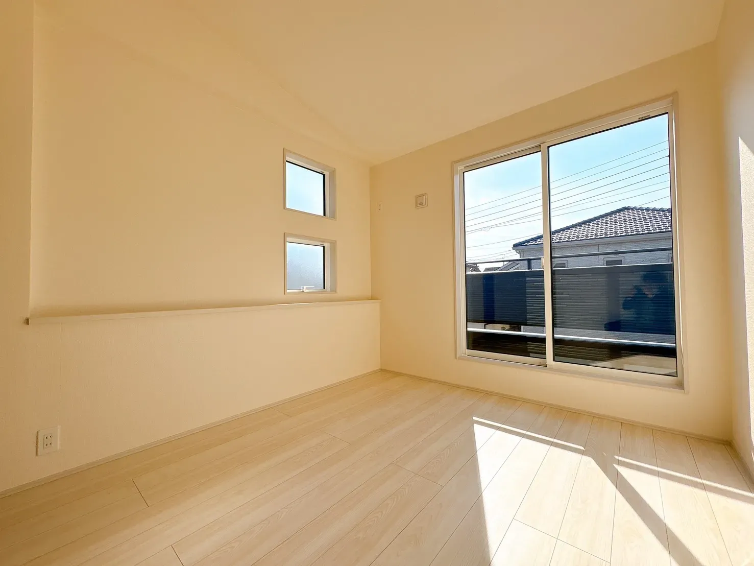 【勾配洋室】勾配天井が開放感を演出します♪