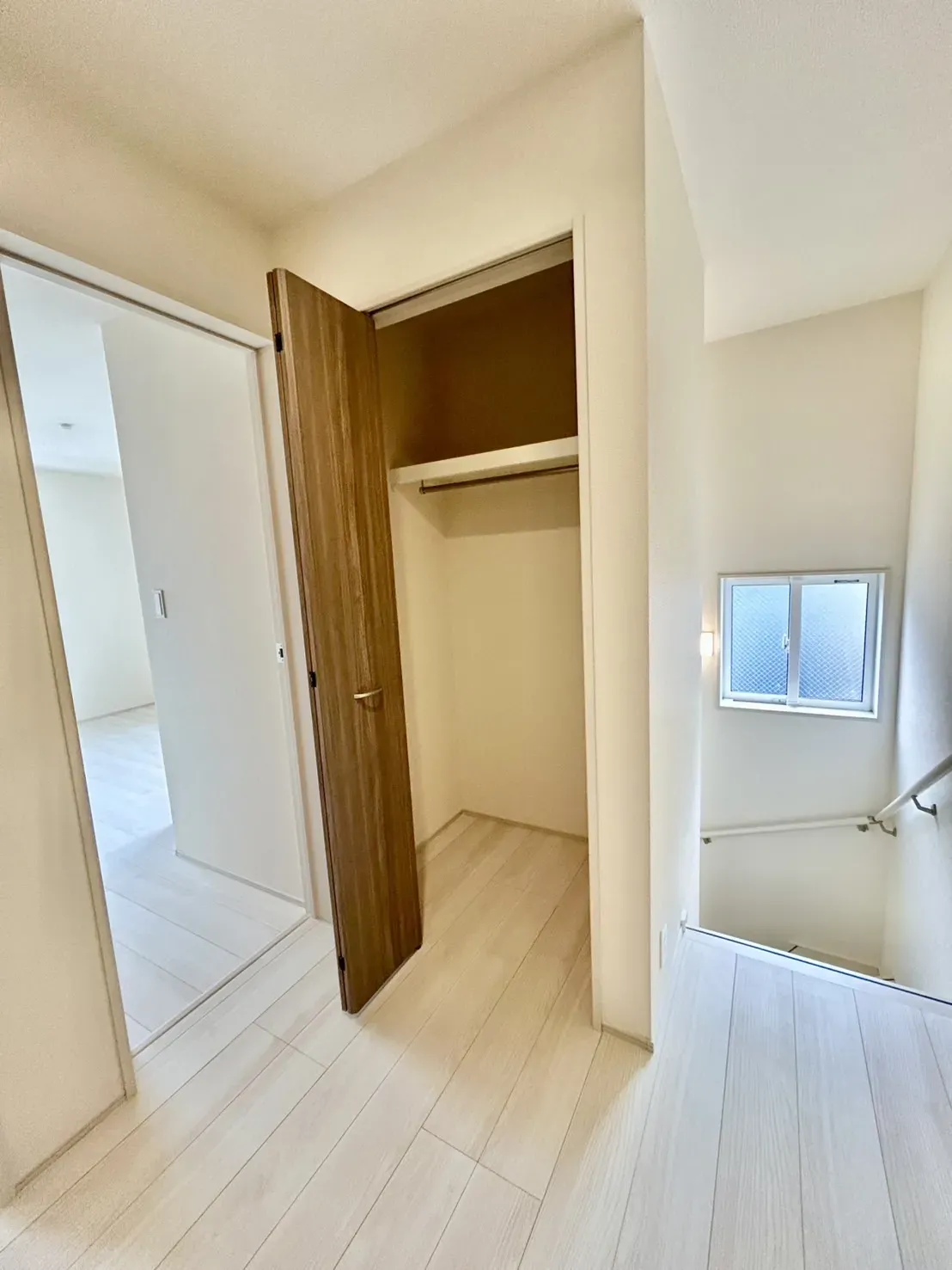 【収納】ハンガーパイプ付きで、衣類や日用品の収納が行えます