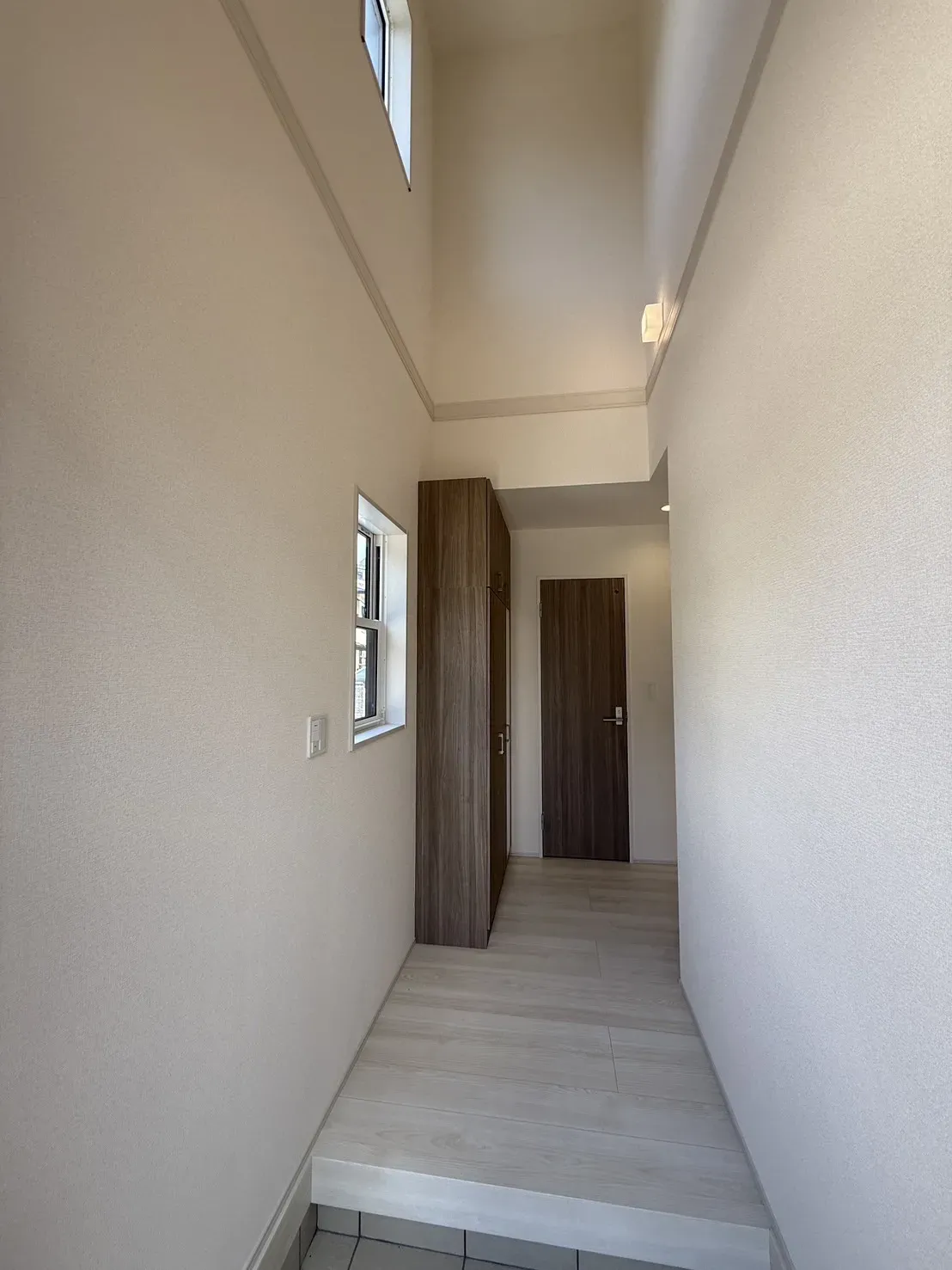 【玄関】明るく解放感が広がる玄関吹き抜!