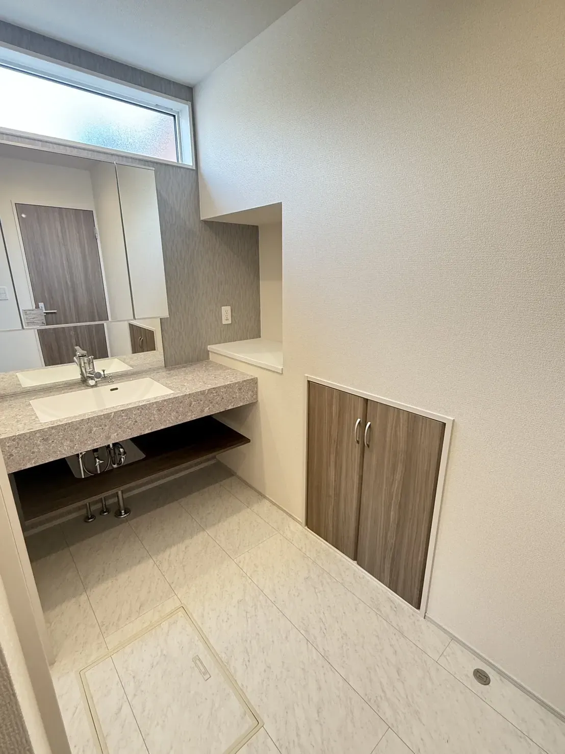 【洗面所】収納スペース豊富で、洗面台をスッキリきれいに利用することができます!