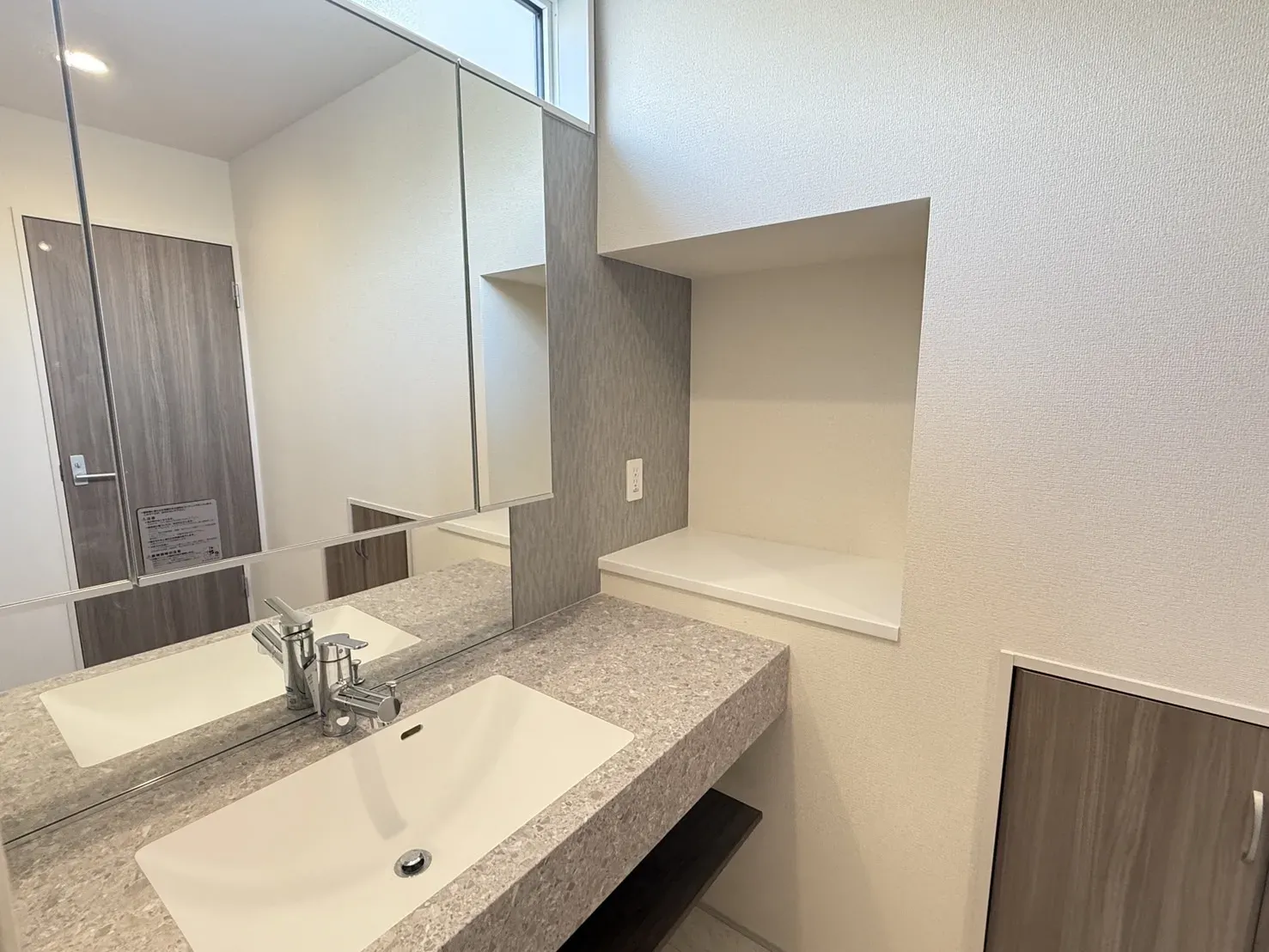 【洗面台】鏡も扉になっており、収納が可能!