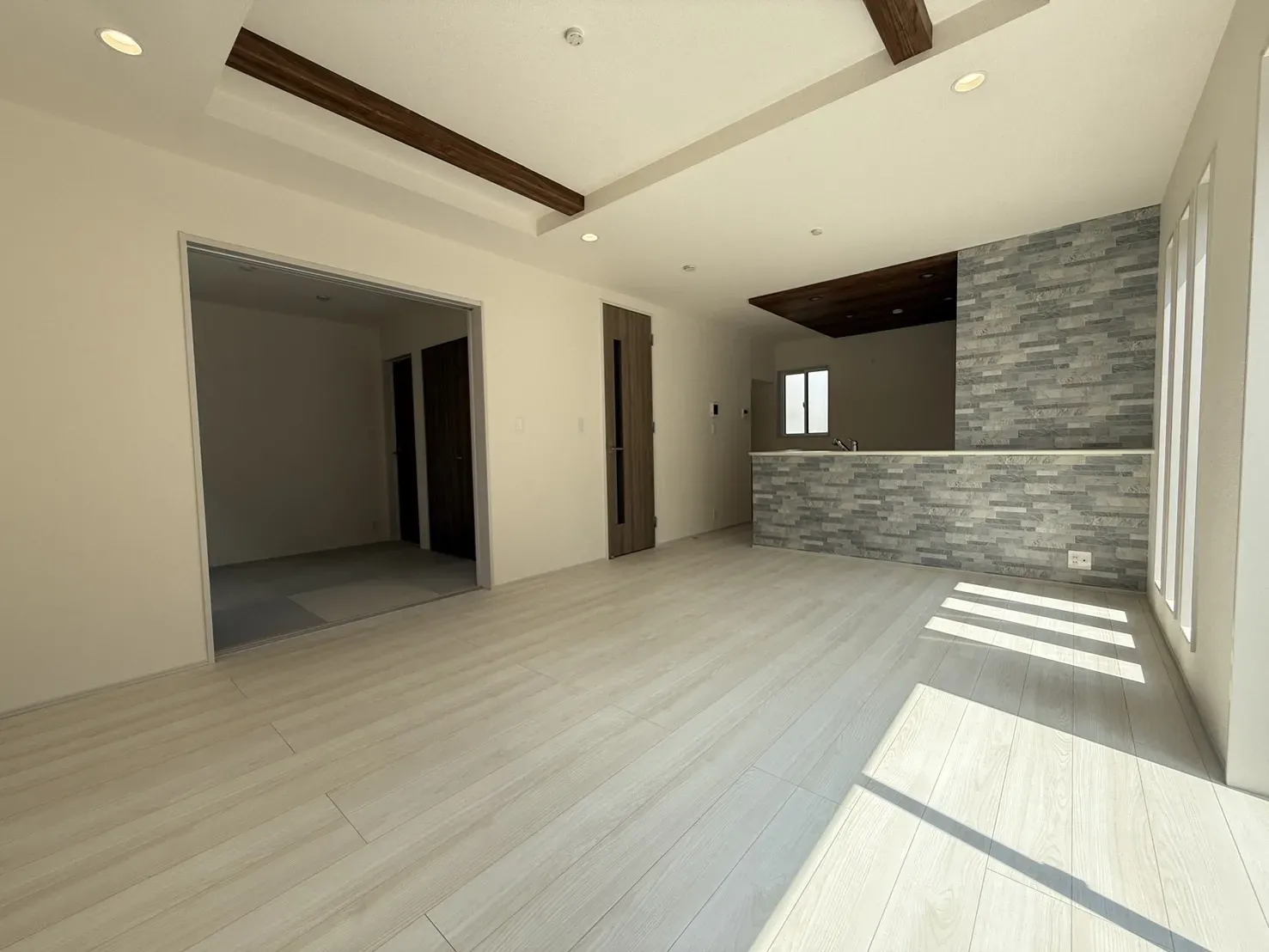 【LDK16.0帖】和室と合わせて21帖の広々空間!
