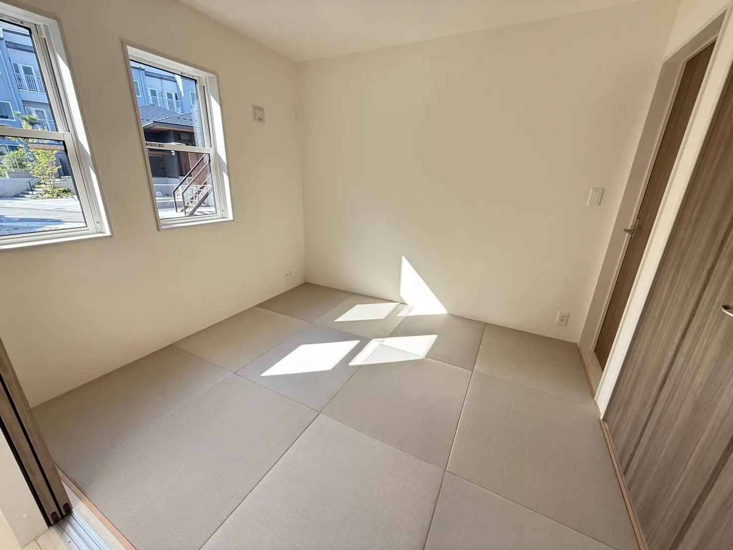 【和室5.0帖】廊下とリビングの2か所から出入りすることができ、来客時に便利です!