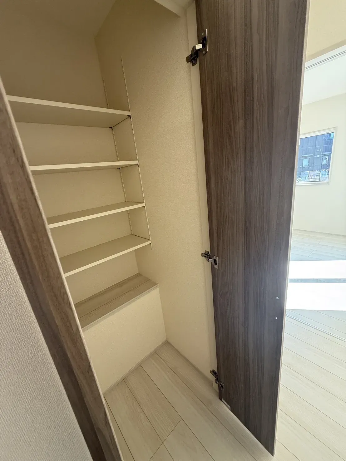 【2階廊下収納】4段可動棚付きで、日用品などの収納に便利です!