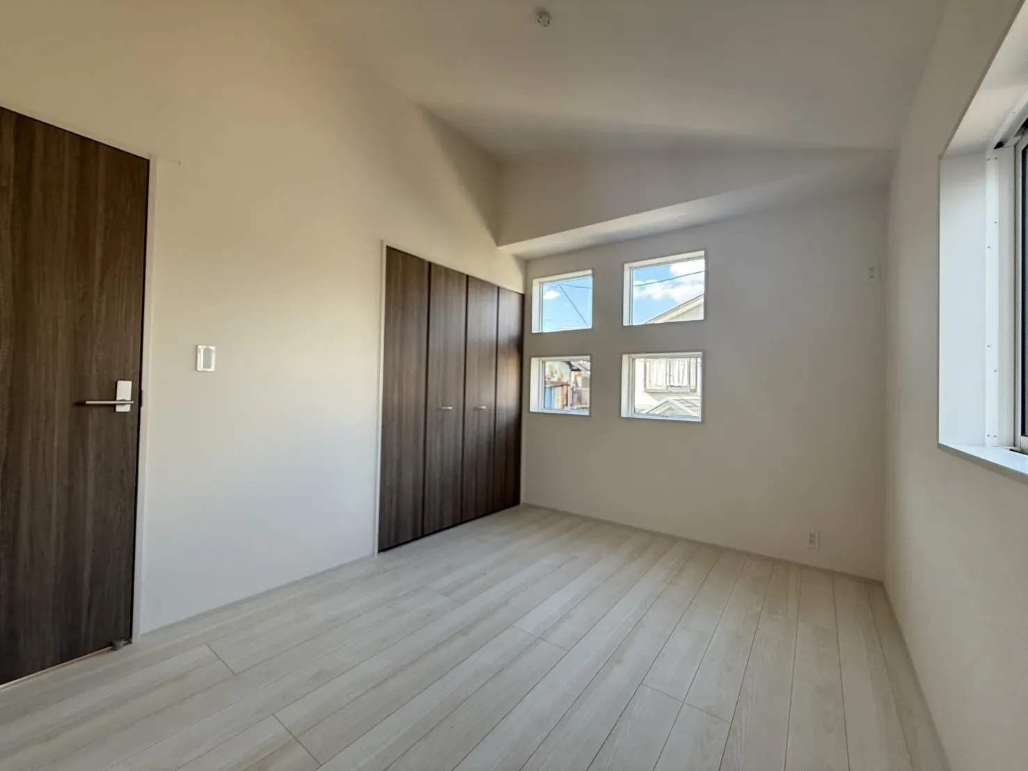 【洋室6.0帖】勾配天井のため、解放感が感じられます!