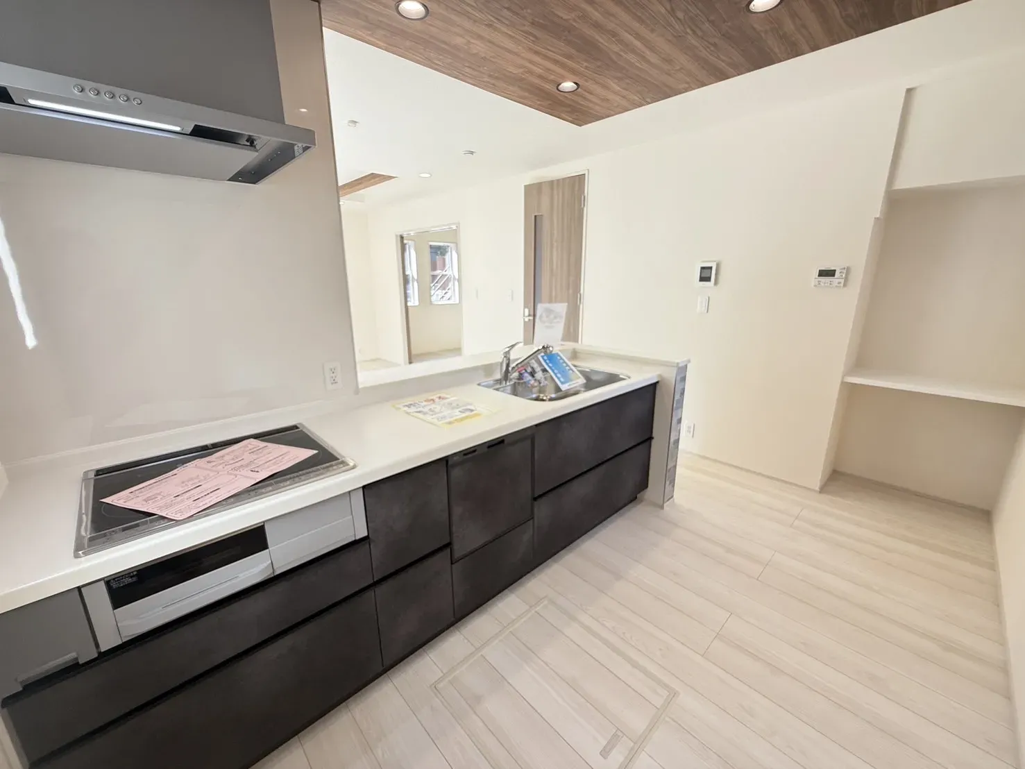 【キッチン】キッチン横に収納スペースとして利用できるカウンター付きです!