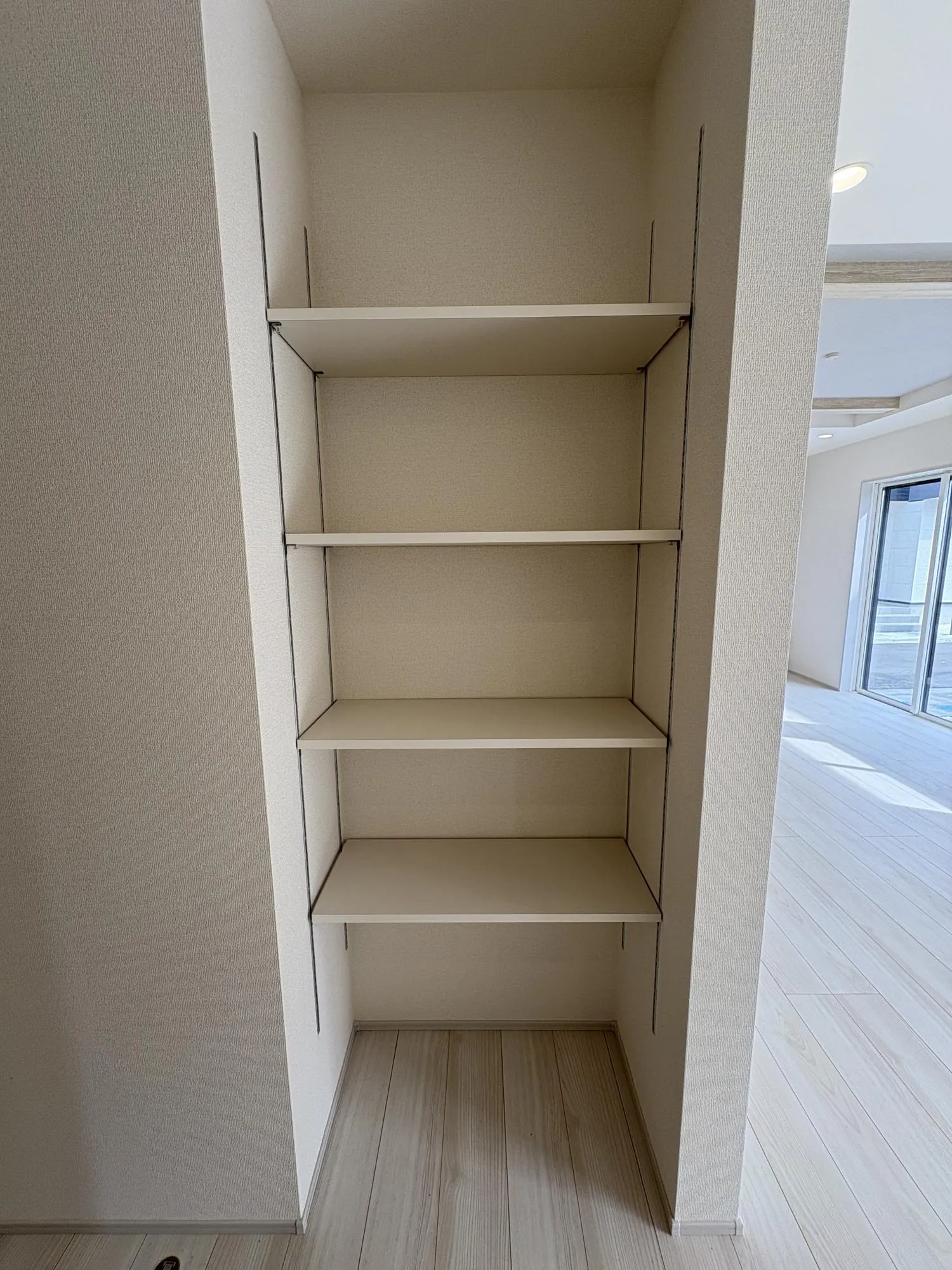 8号棟　キッチン横　可動棚