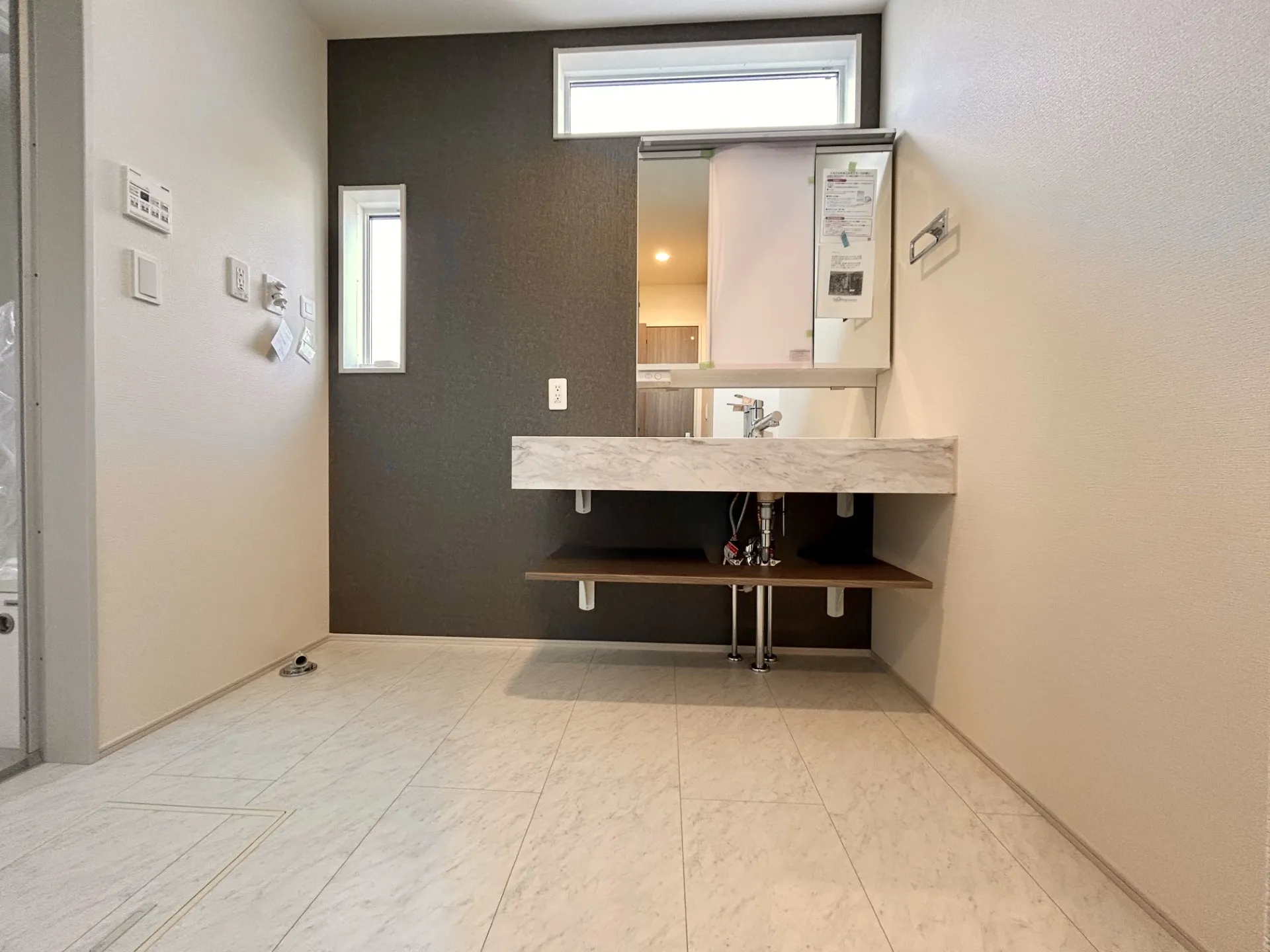 【①号棟】デザイン性と使いやすさを両立した三面鏡付きオープンサニタリーを採用。
朝の光が差し込む洗面室。自然光でメイクがしやすい空間です。