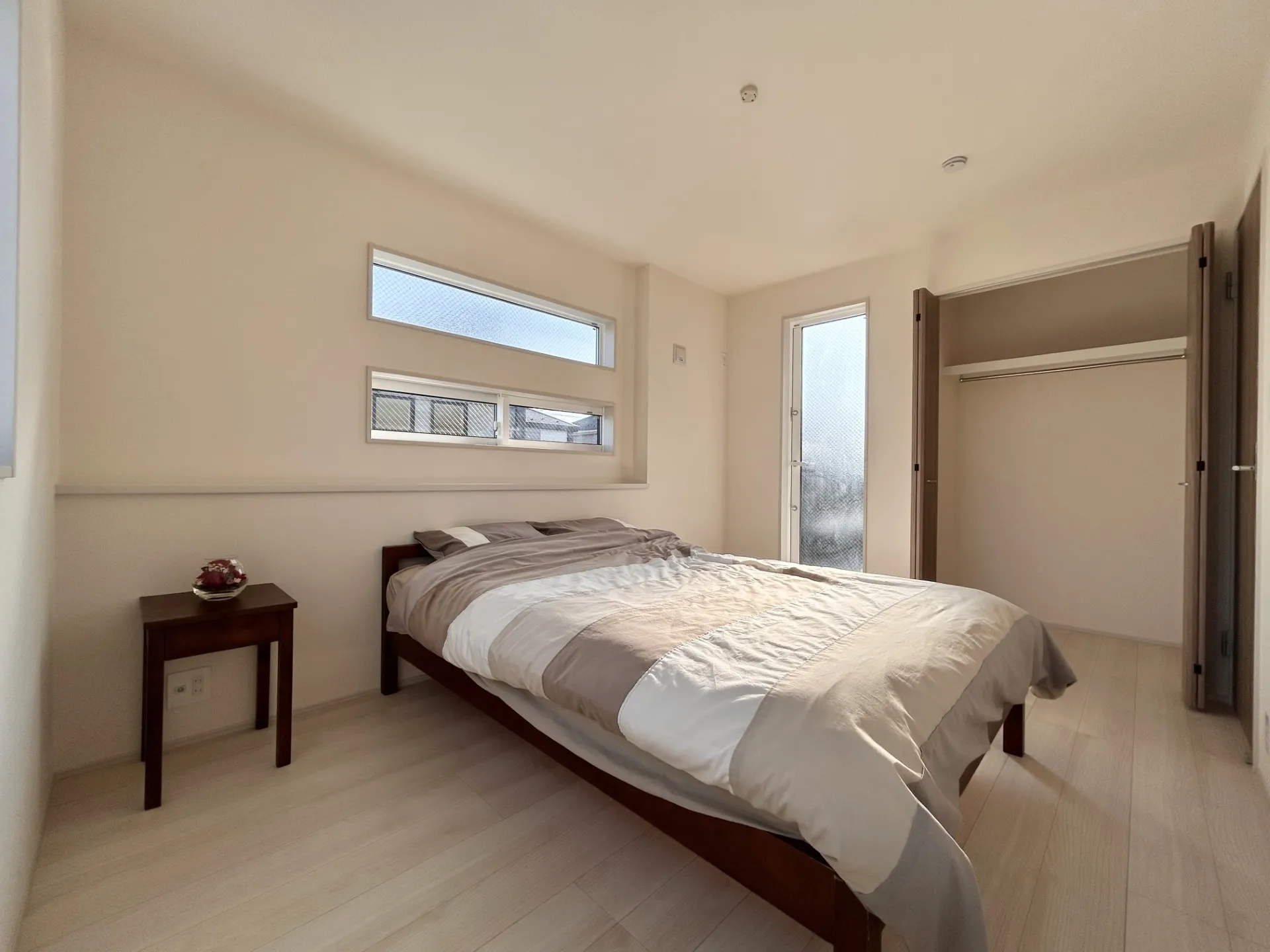 【①号棟】南向きの窓で日当たり良好の6.0帖の洋室。バルコニーにも行き来出来ます。