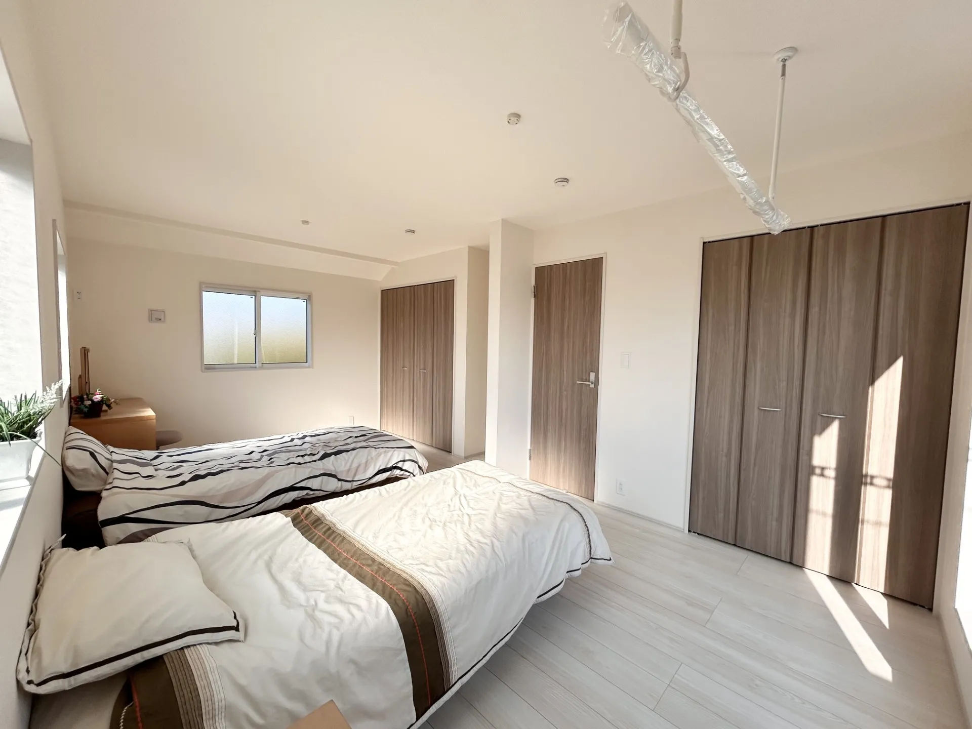 【①号棟】雨の日もあると安心な室内物干しも付いています。取り外しも可能です。