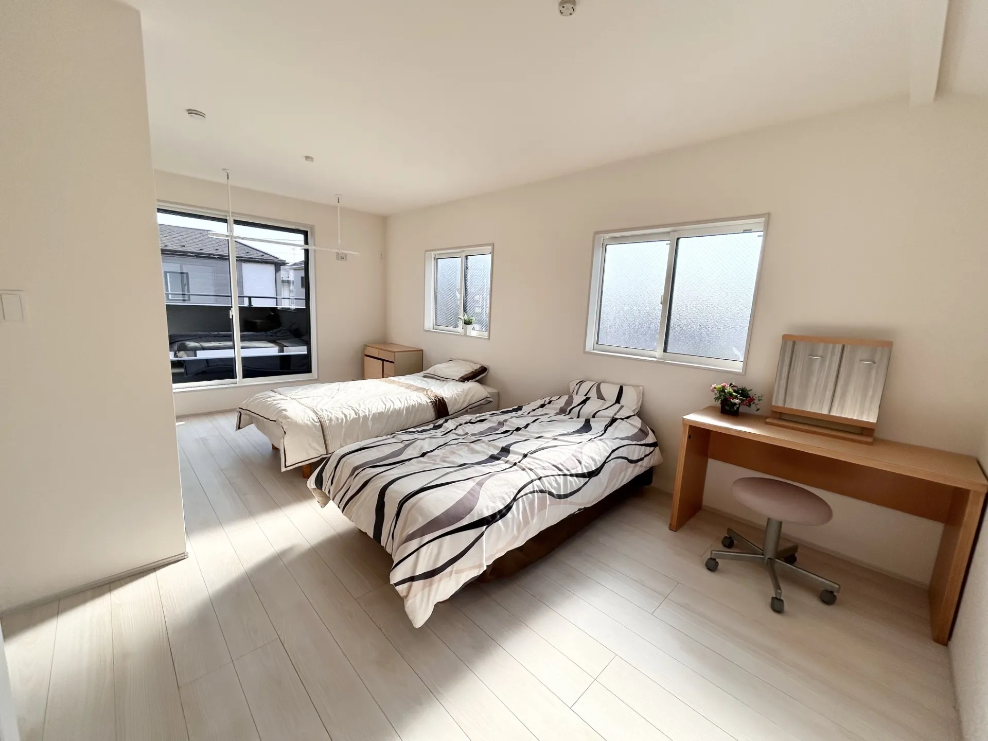 【①号棟】10.5帖のフレキシブルルーム。間仕切壁で2部屋にアレンジできるよう2ドア2クローゼットが配置済み。間仕切壁を設置する場合の工事は有償となります