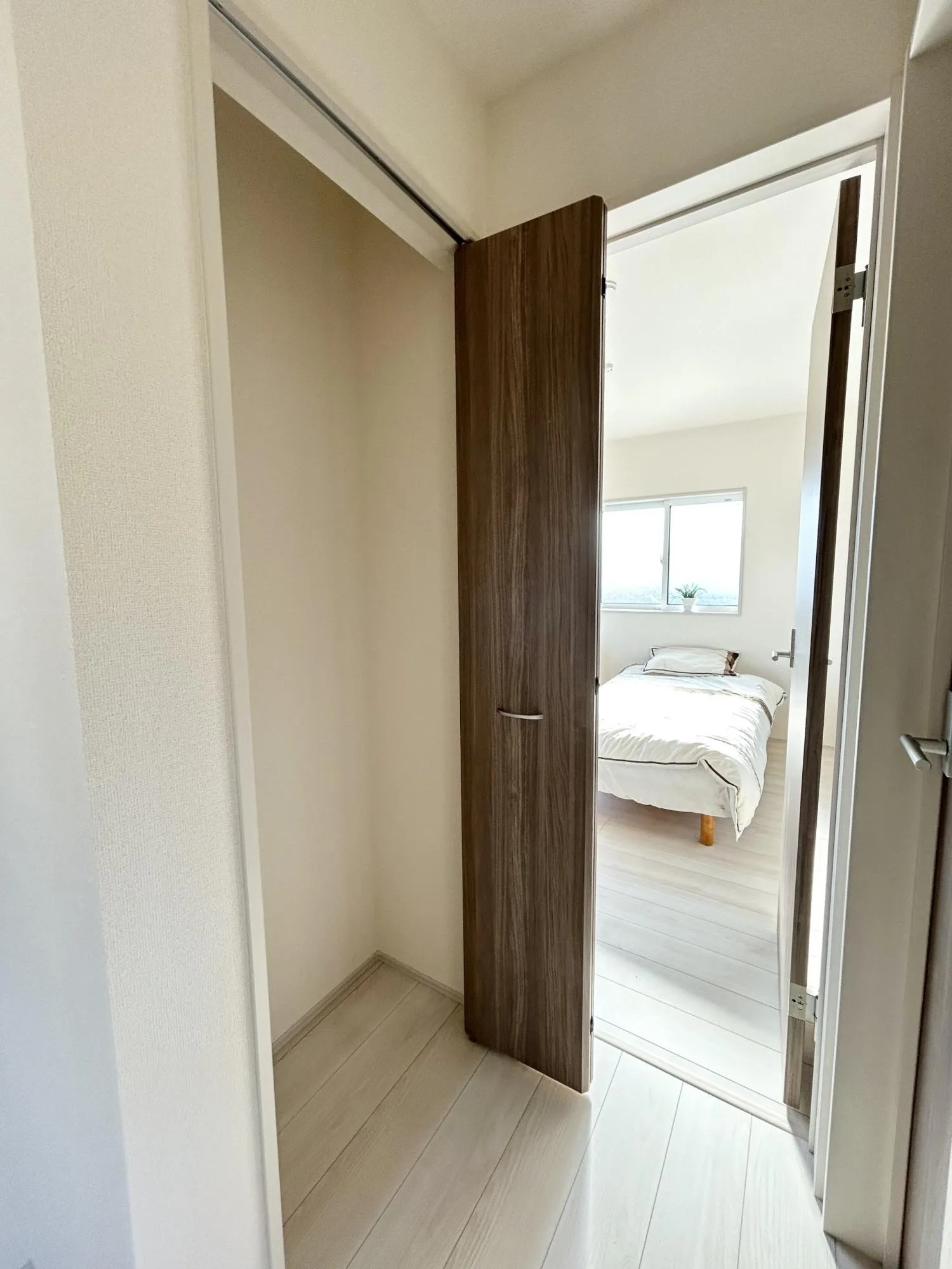 【①号棟】タオルや日用品、季節の小物などをすっきり整理でき、各部屋がより広く使えます。