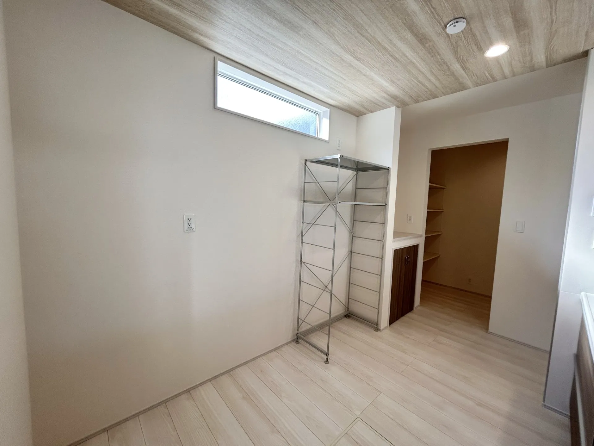 【①号棟】家電なども置ける便利なカウンターとプライバシーを守りつつ採光が取れる窓も◎