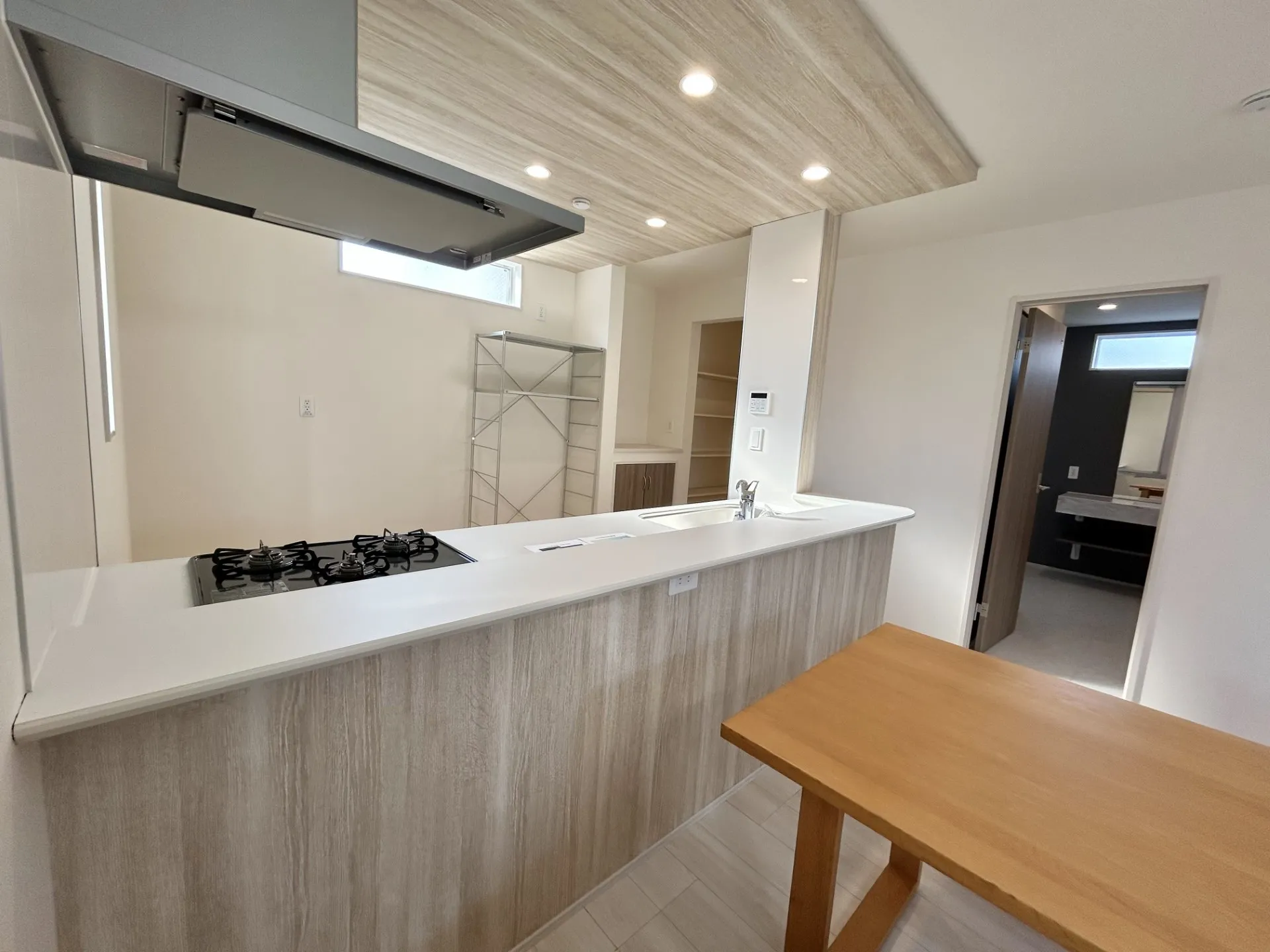 【①号棟】リビングからすぐ洗面室へ行ける間取りは、遊びや食事の前後もすぐに手洗いでき、清潔な暮らしが保てます。