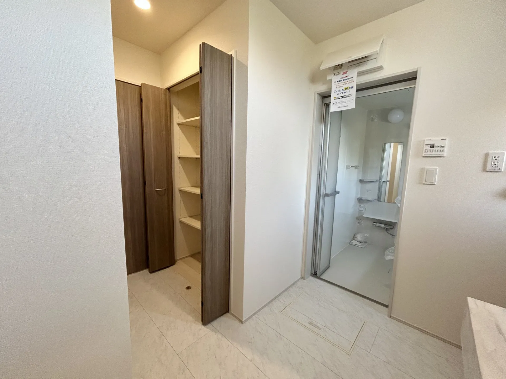 【①号棟】扉付きの収納棚や床下収納も備え、タオルや洗剤などを整理整頓しやすい機能的な空間です。