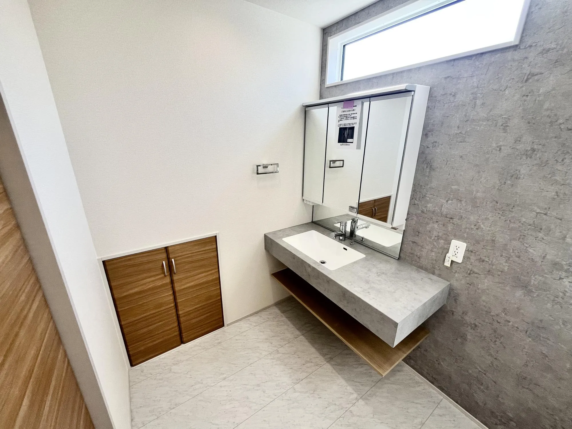 広々洗面台でお出かけ前の準備もスムーズに【5号棟】