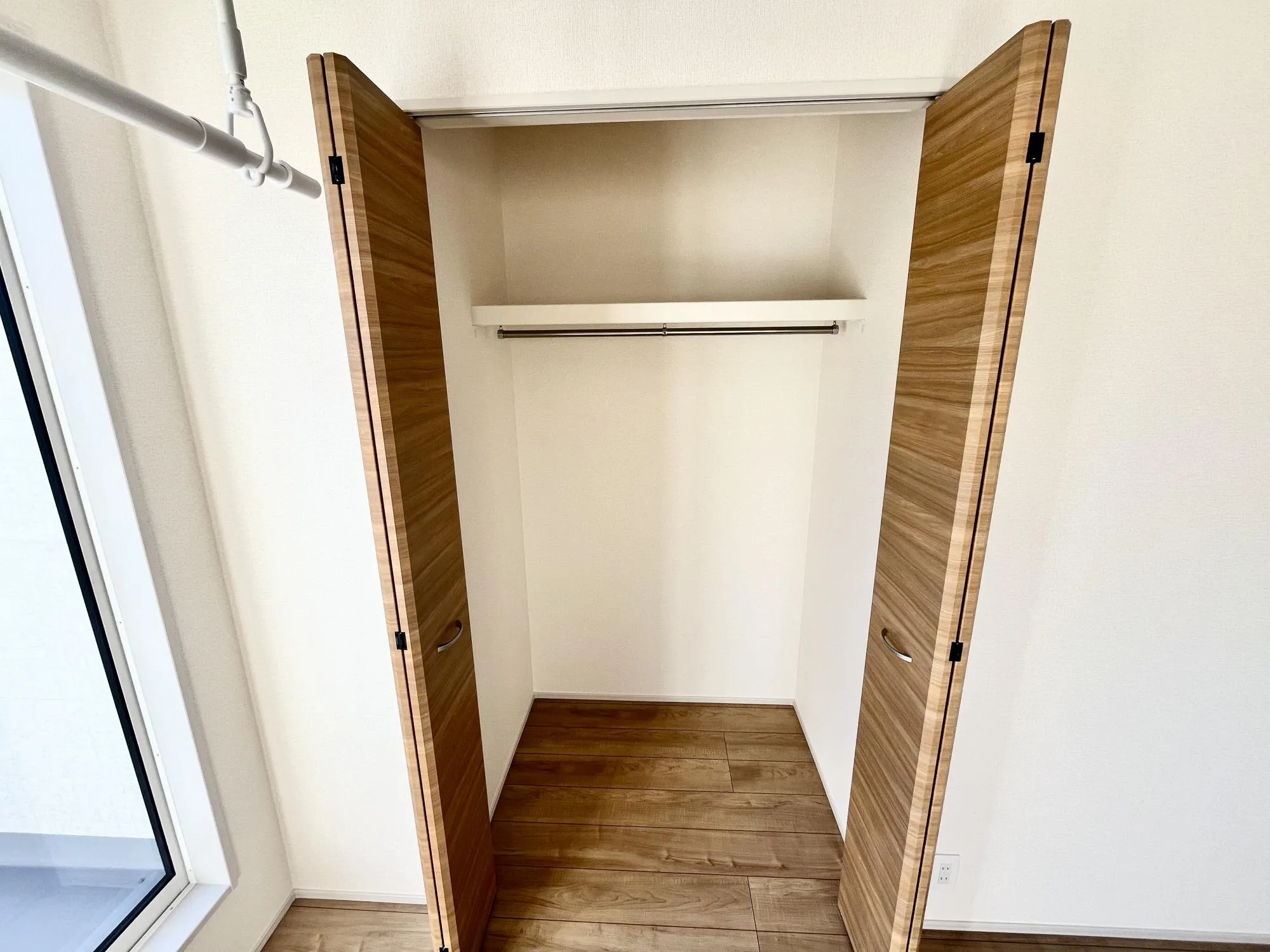 可変型洋室バルコニー側クローゼット【5号棟】