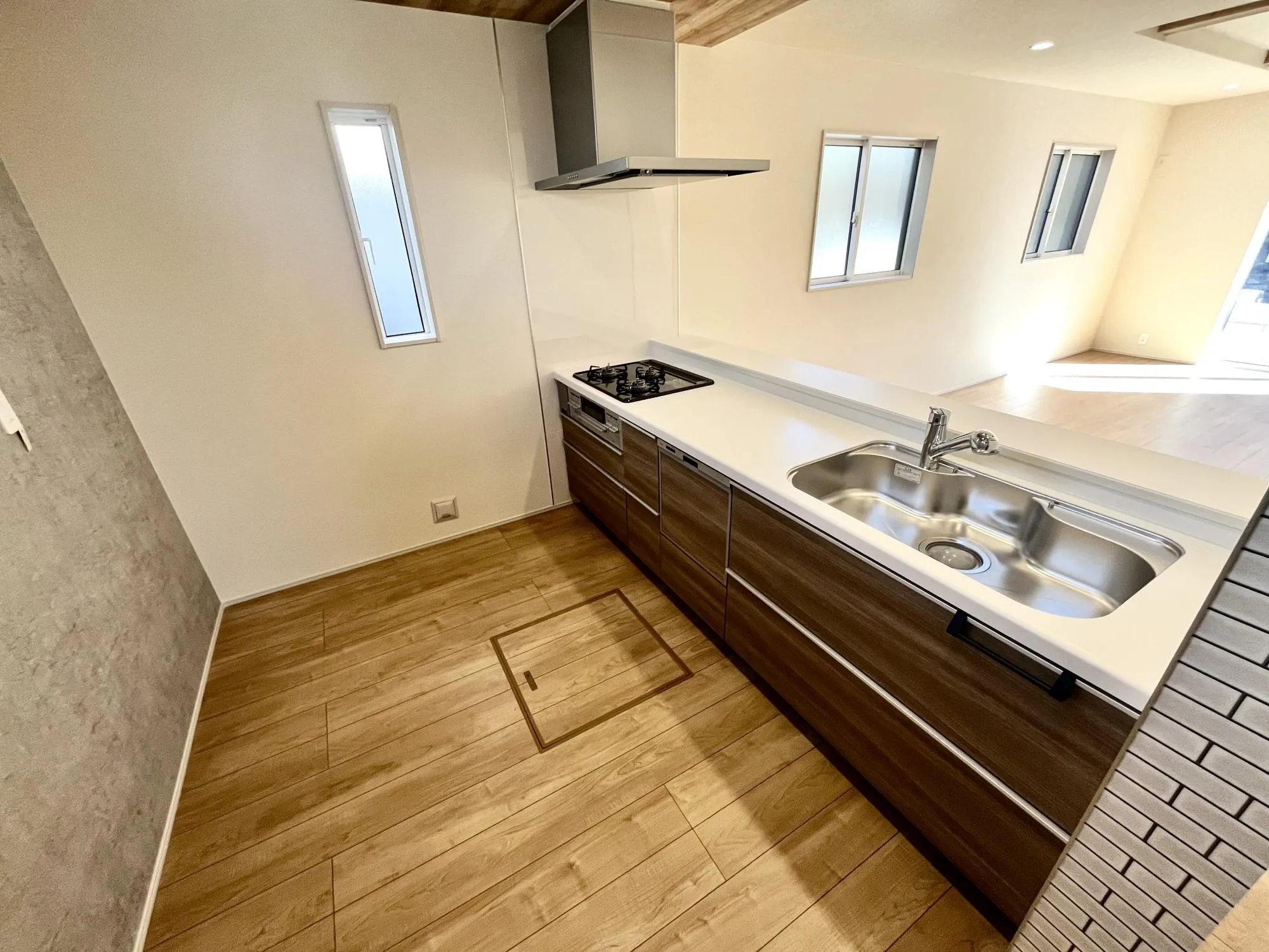 フルオープンのカウンターキッチンで会話をしながらお料理も捗ります【5号棟】