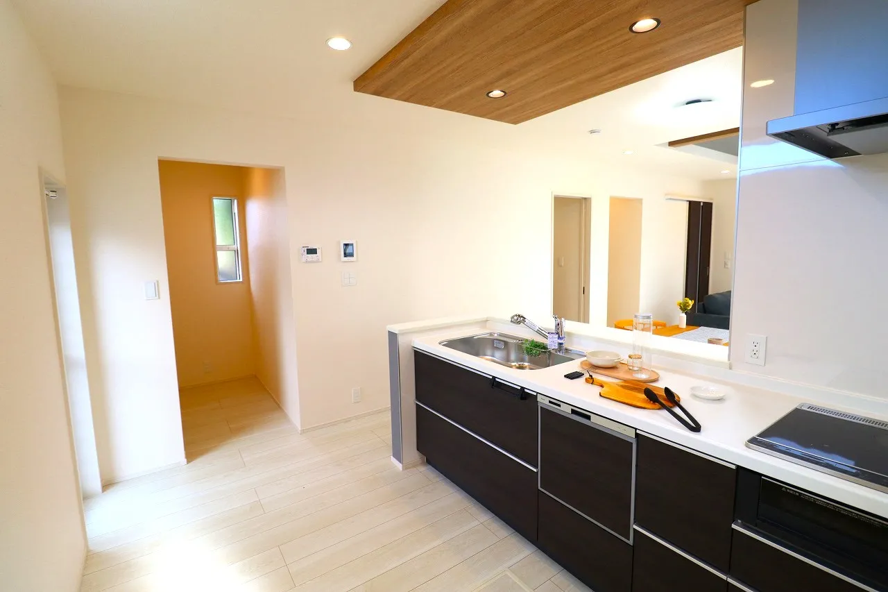 【1号棟キッチン+パントリー+勝手口】