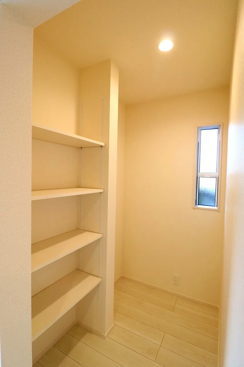 【1号棟パントリー】