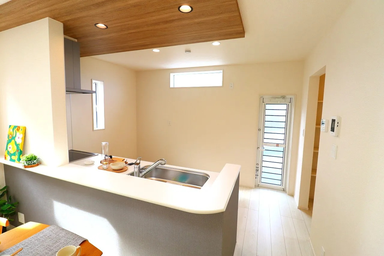 【1号棟キッチン+パントリー+勝手口】