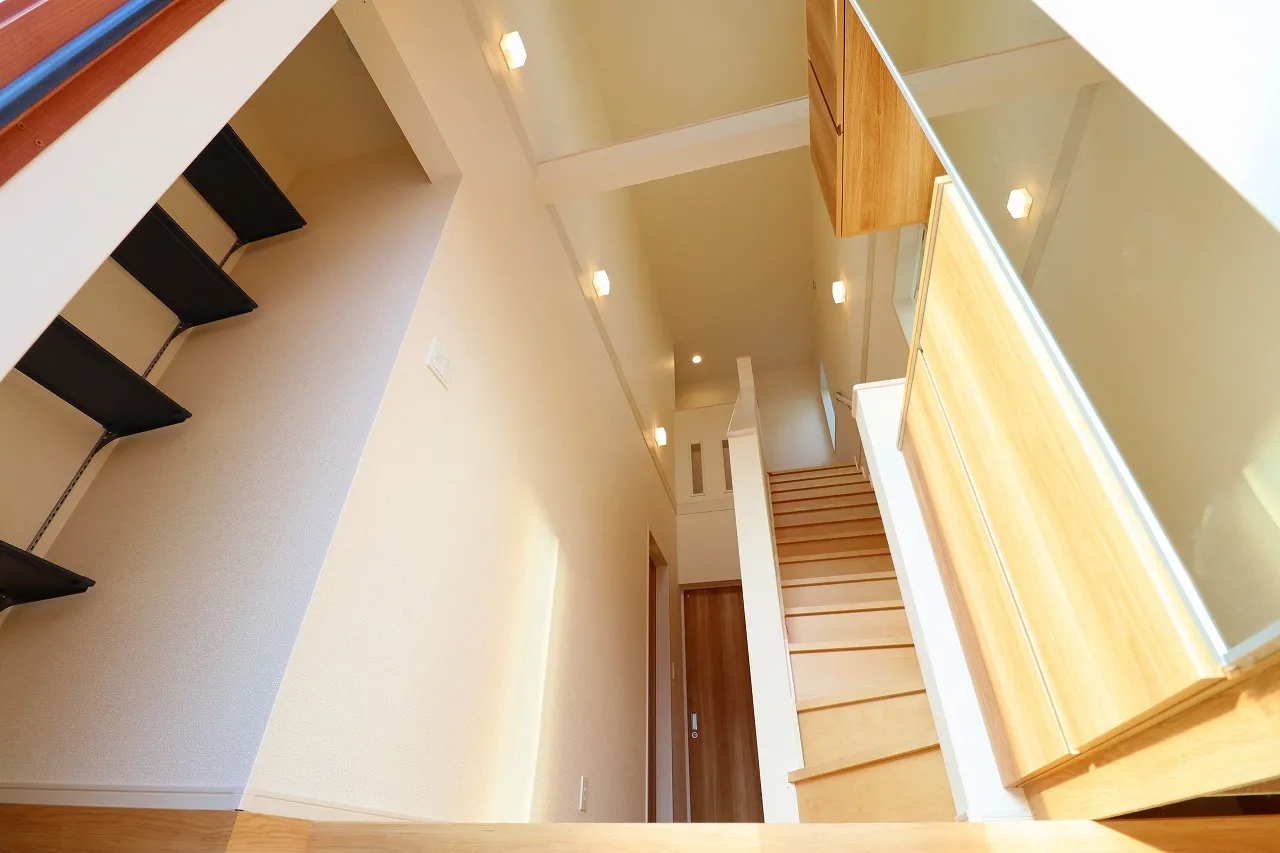 【2号棟玄関吹き抜け】