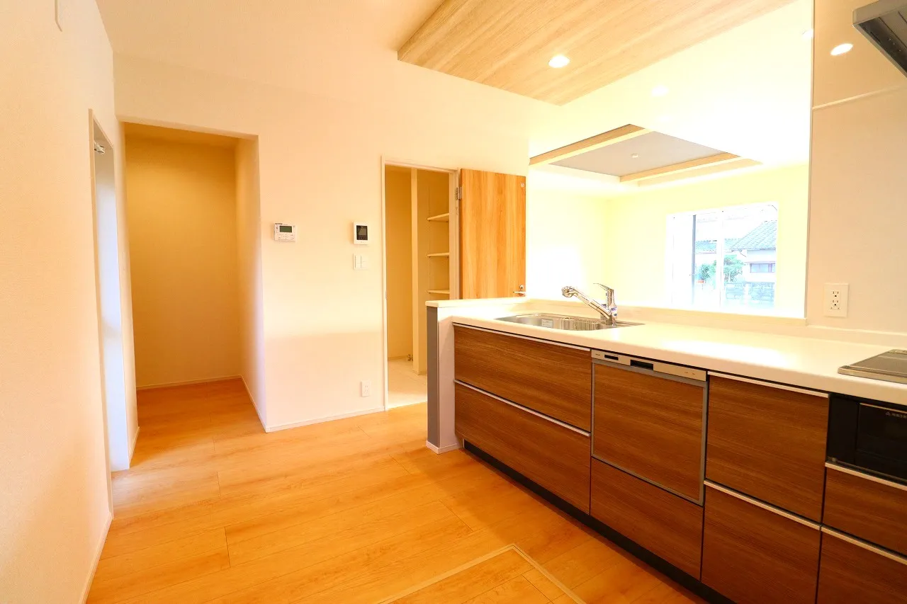 【2号棟キッチン+パントリー+勝手口】