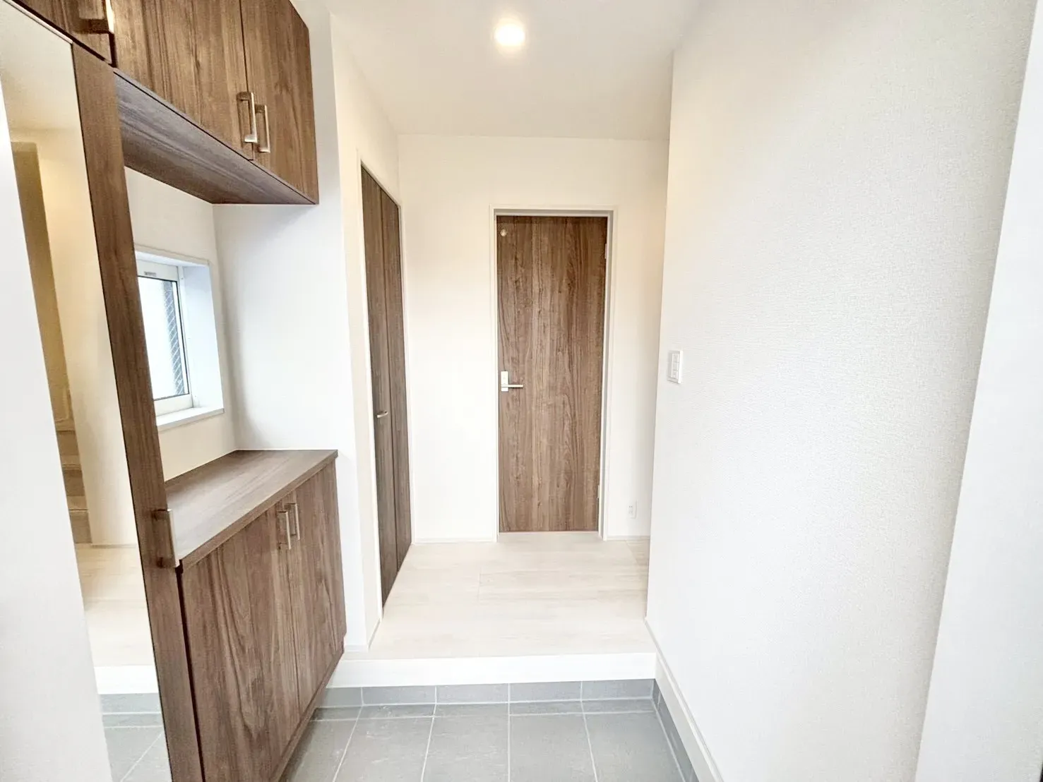 【玄関 | 8号棟】