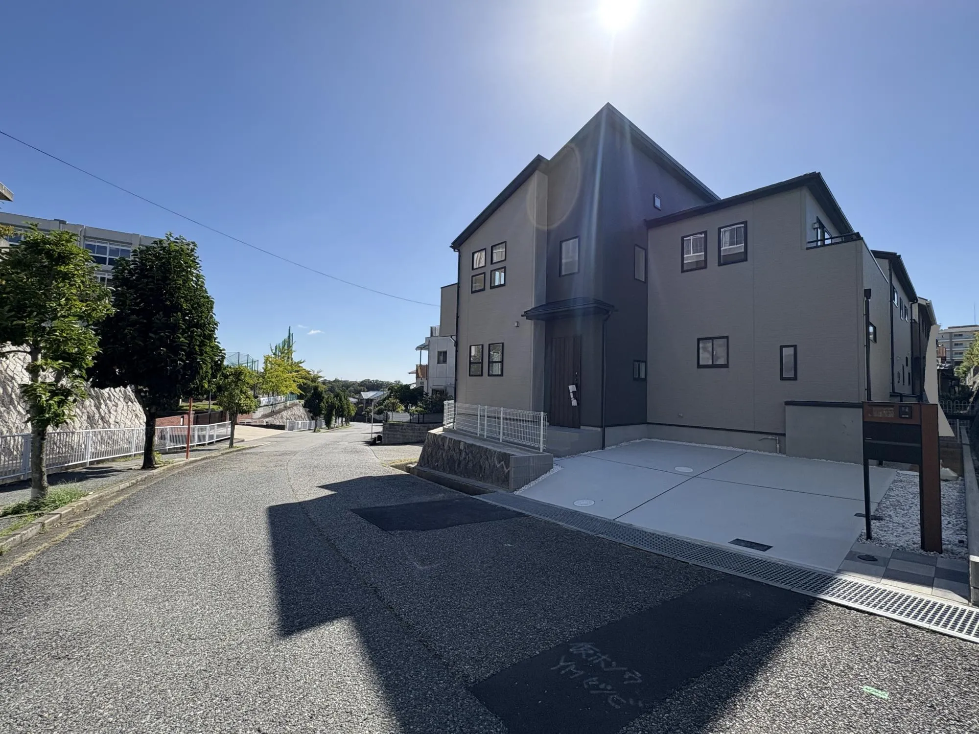 【1号棟 前面道路含む現地写真】