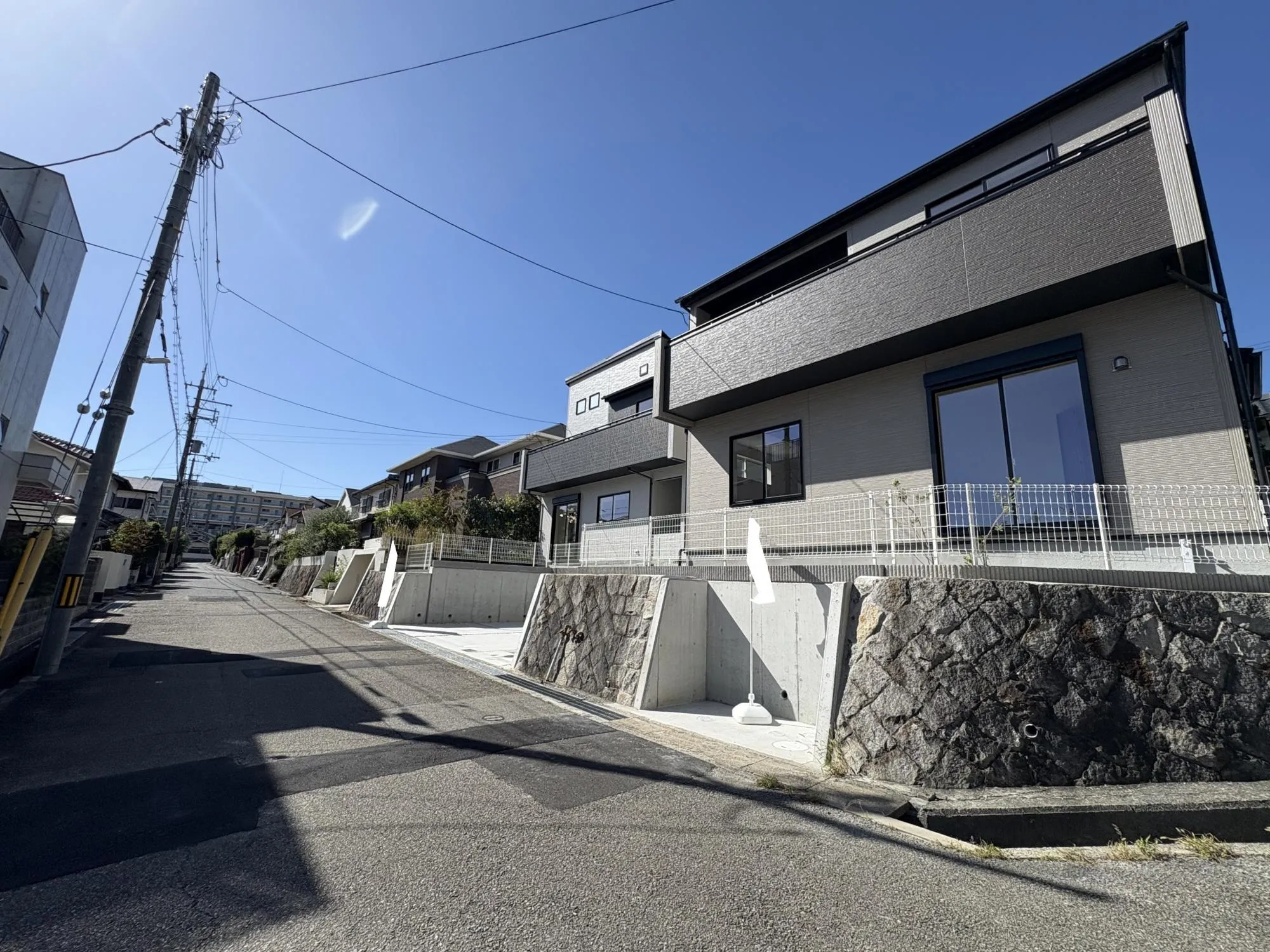 【前面道路含む現地写真】