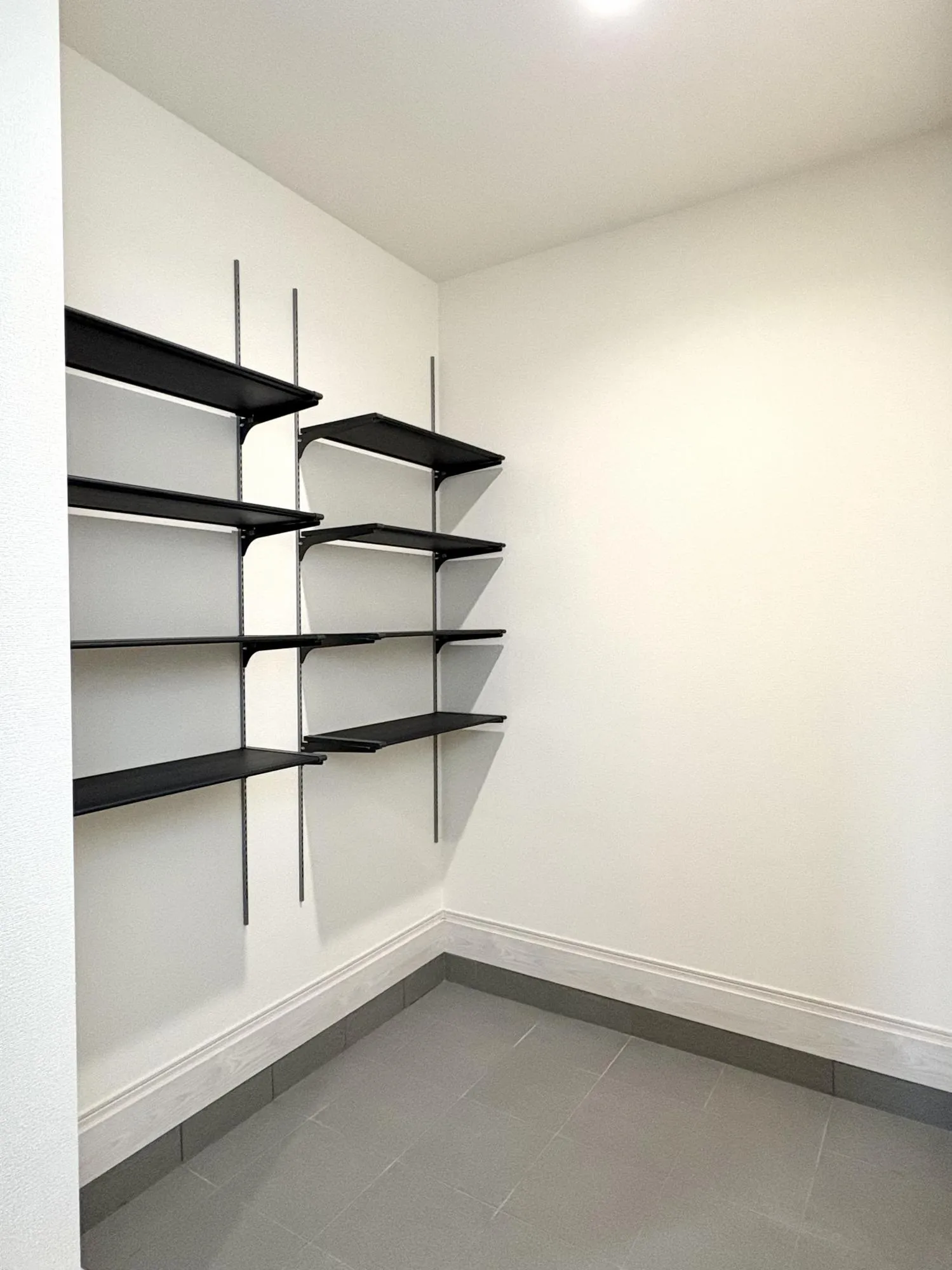 【2号棟 玄関土間収納】