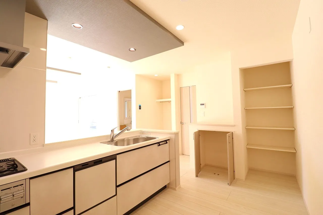 【4号棟キッチン+パントリー】