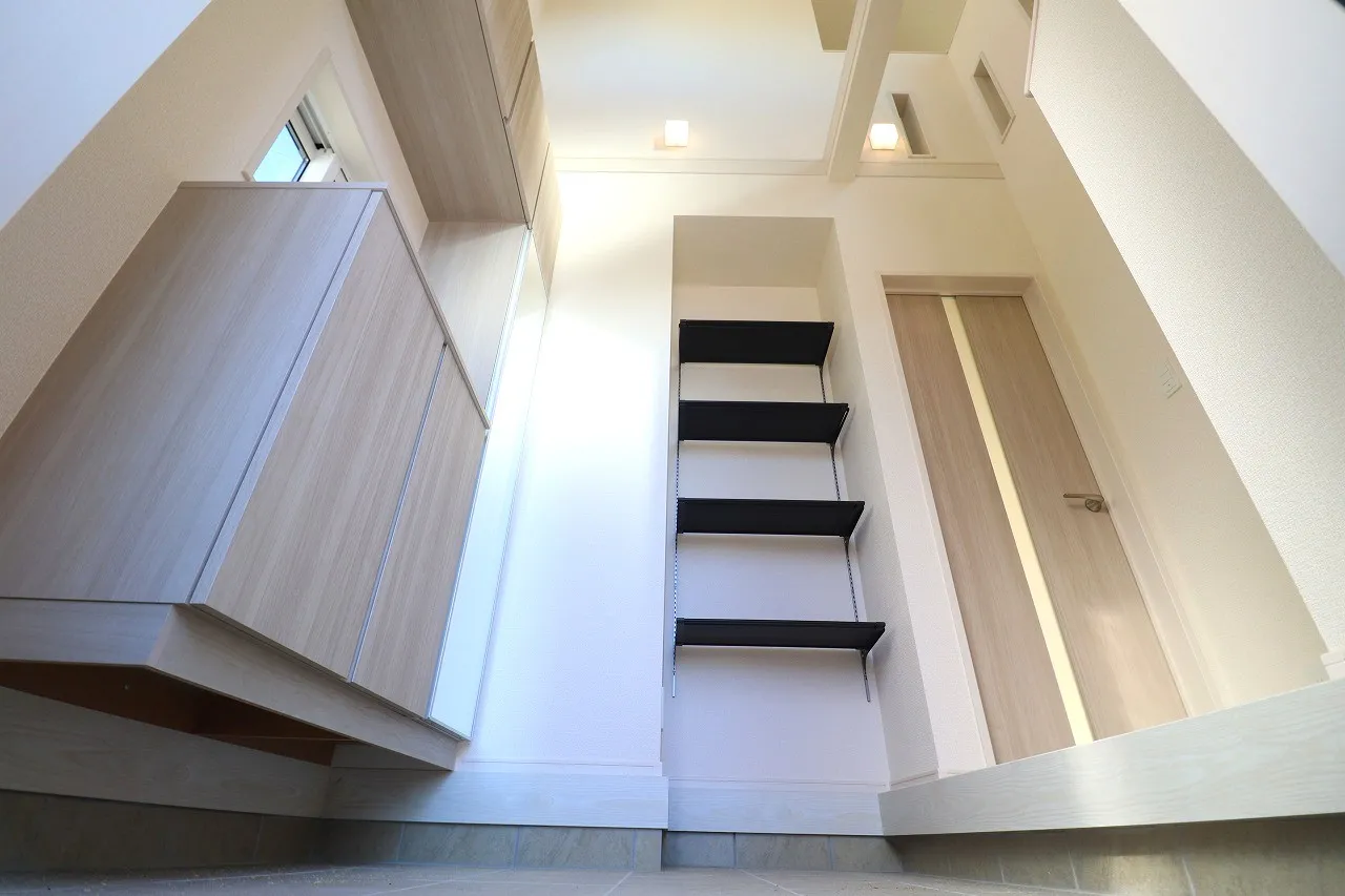 【4号棟玄関吹き抜け】