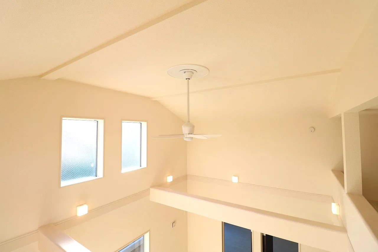 【6号棟リビング吹き抜け】