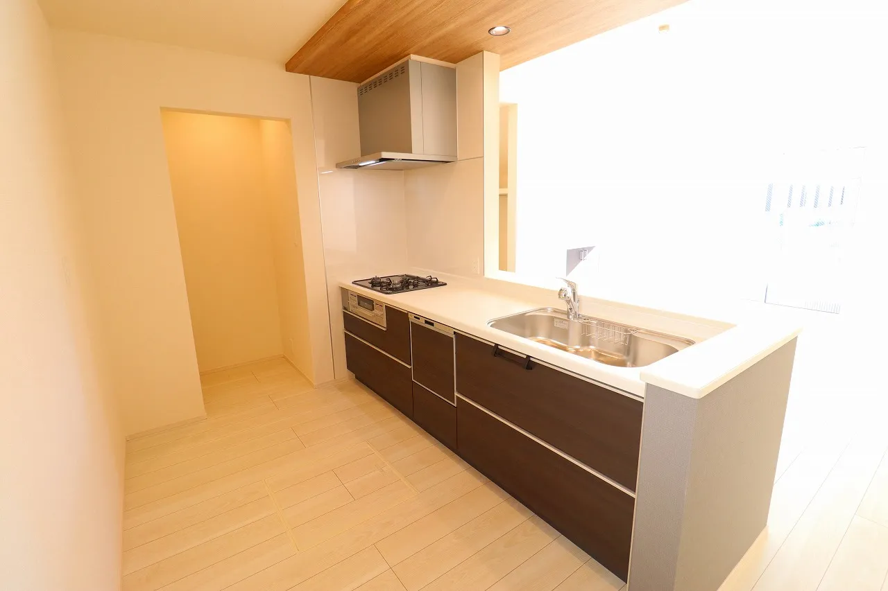 【6号棟キッチン+パントリー】