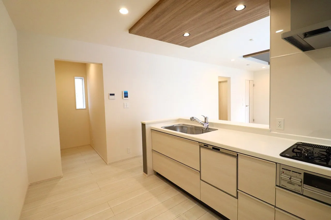 【8号棟キッチン+パントリー】