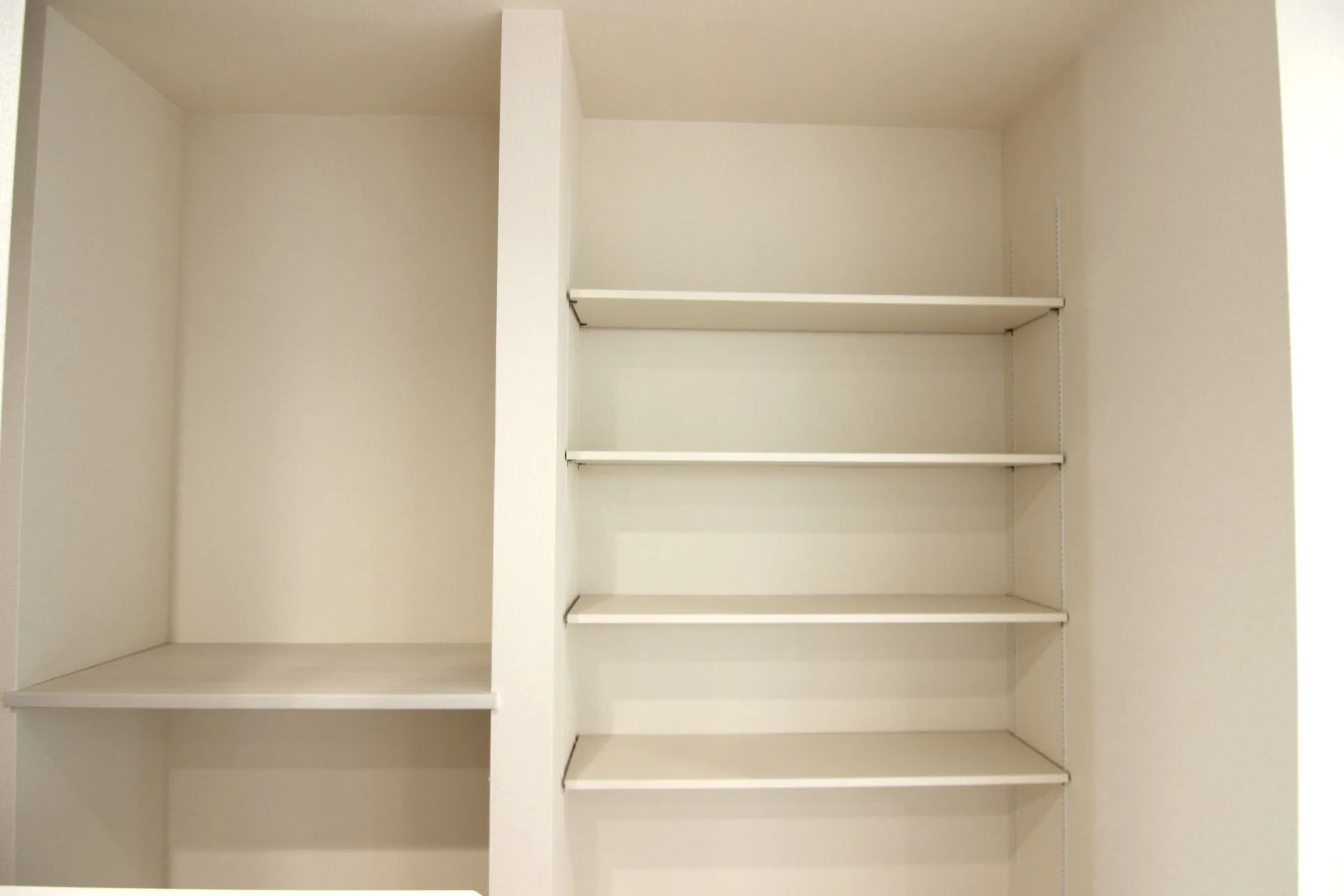 3号棟LDKカウンター・可動棚(2026年1月撮影)